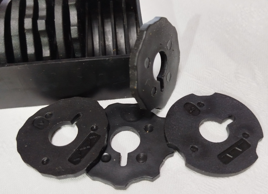 SİNGER ZİGZAG NAKIŞ MAKİNESİ NAKIŞ DİSKLERİ MİKA ORJİNAL KUTUSUNDA 15 ADET