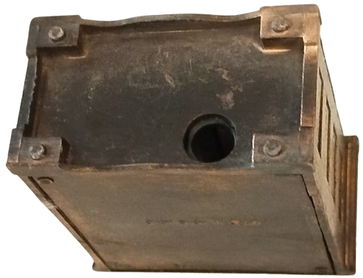 1970 MİNYATÜR METAL  DOKUM GARDORAP MODELİ KAPILI DOLAP FORMUNDA KURSUN KALEM ACACAGI