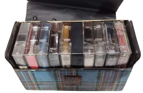 1970 ONLU KASET TASIMA CANTASI  MAVİ KARELİ VİNLEKS KAPLAMA UZERİ