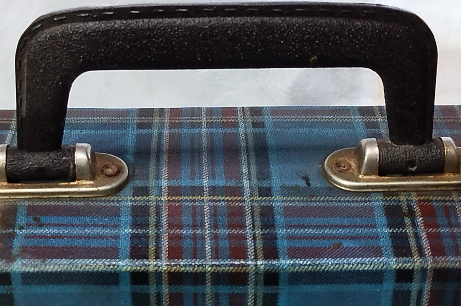 1970 ONLU KASET TASIMA CANTASI  MAVİ KARELİ VİNLEKS KAPLAMA UZERİ