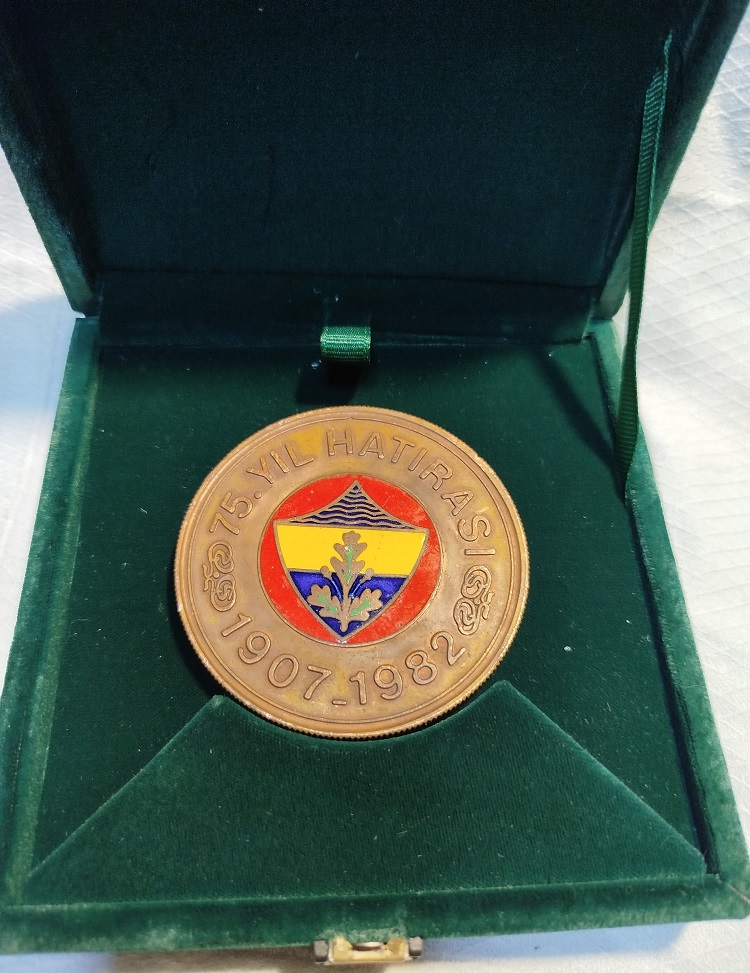 1982 NADİR SICAK MİNELİ  FENERBAHCE SPOR KULUBU LEGOLU 75 YIL HATIRASI BRONZ MİNELİ 43 YILLIK MADALYA