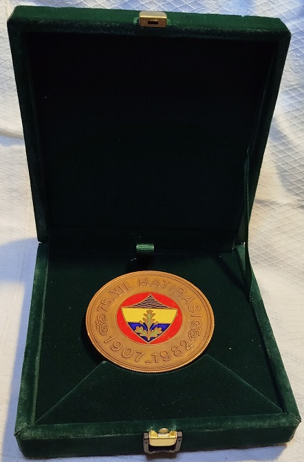 1982 NADİR SICAK MİNELİ  FENERBAHCE SPOR KULUBU LEGOLU 75 YIL HATIRASI BRONZ MİNELİ 43 YILLIK MADALYA