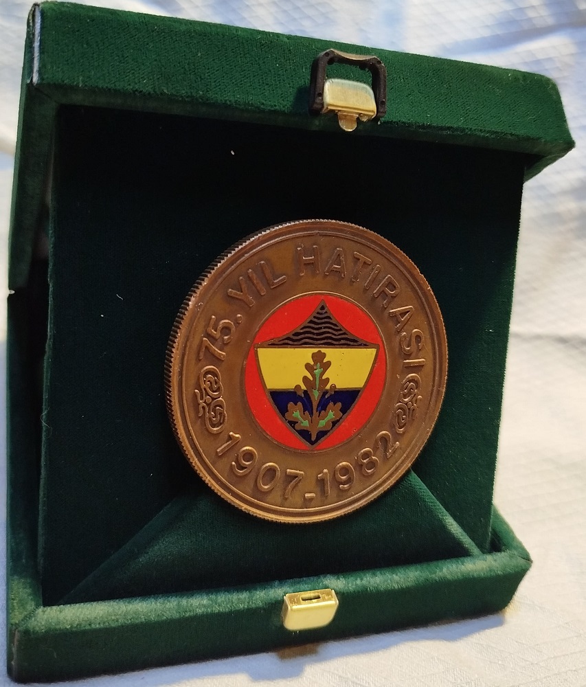 1982 NADİR SICAK MİNELİ  FENERBAHCE SPOR KULUBU LEGOLU 75 YIL HATIRASI BRONZ MİNELİ 43 YILLIK MADALYA
