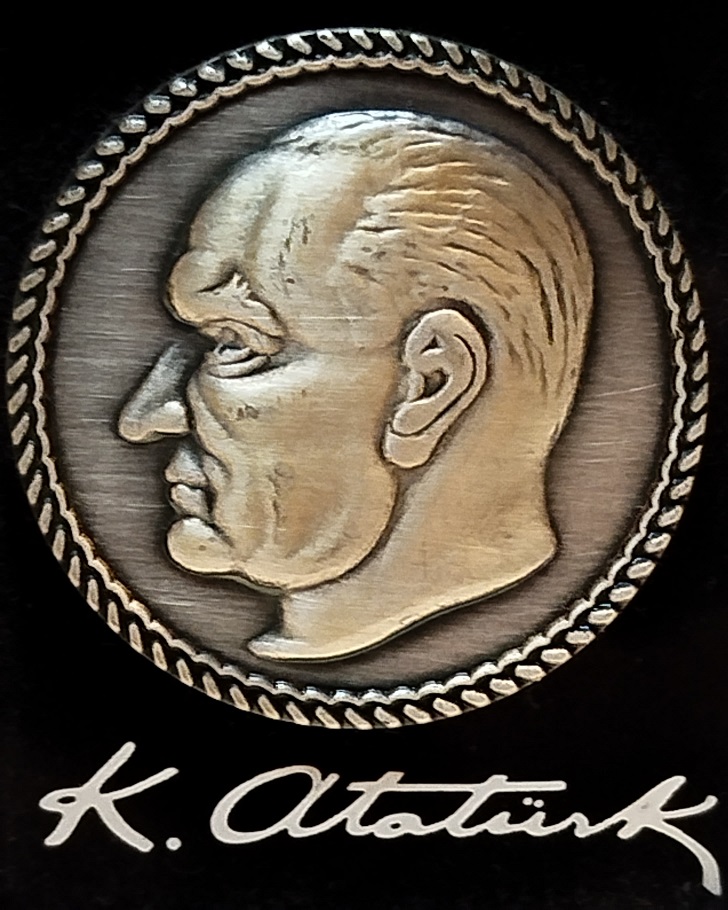 CERCEVE İCİNDE K ATATURK  GUMUS KAPLAMA  KABARTMA 