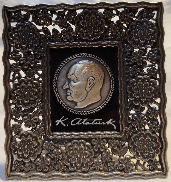 CERCEVE İCİNDE K ATATURK  GUMUS KAPLAMA  KABARTMA 