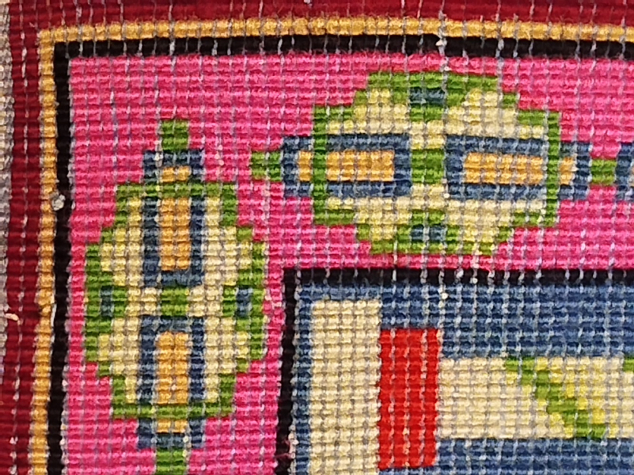 MİNYATUR UFAK SACAKLI İPEK UZERİ MADALYA DESENLİ HALI