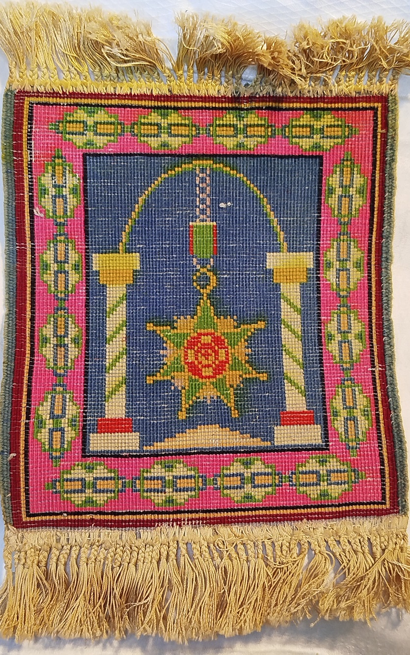 MİNYATUR UFAK SACAKLI İPEK UZERİ MADALYA DESENLİ HALI