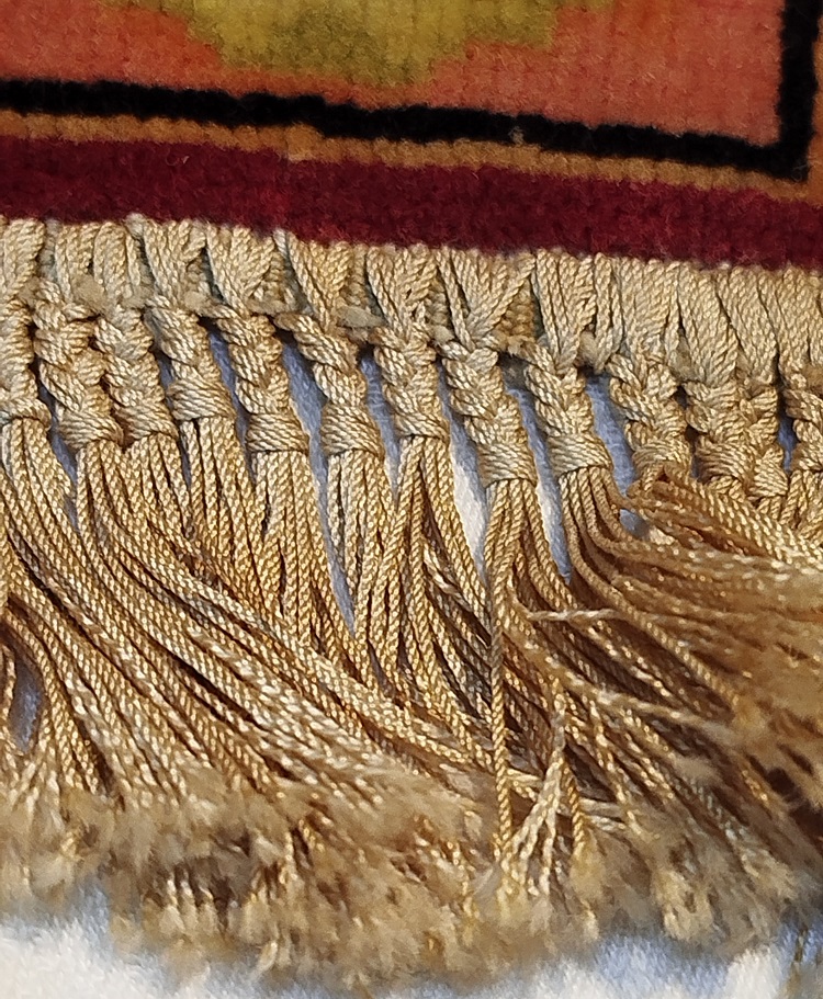 MİNYATUR UFAK SACAKLI İPEK UZERİ MADALYA DESENLİ HALI