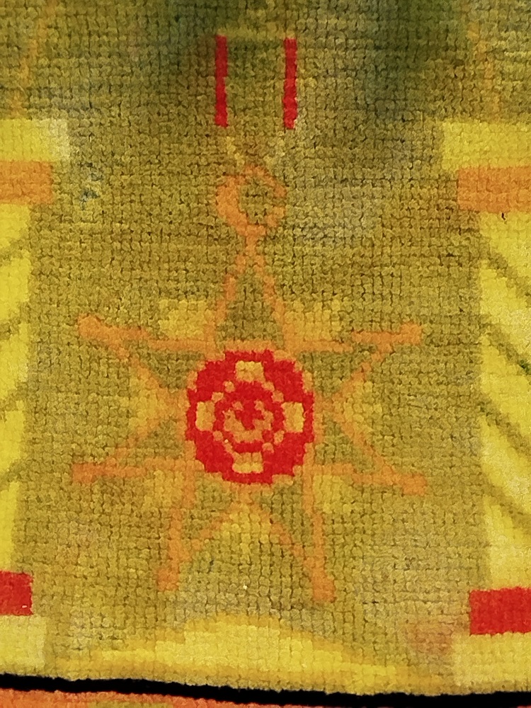 MİNYATUR UFAK SACAKLI İPEK UZERİ MADALYA DESENLİ HALI