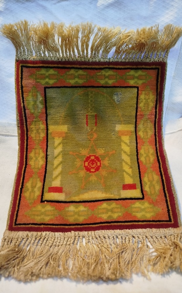 MİNYATUR UFAK SACAKLI İPEK UZERİ MADALYA DESENLİ HALI