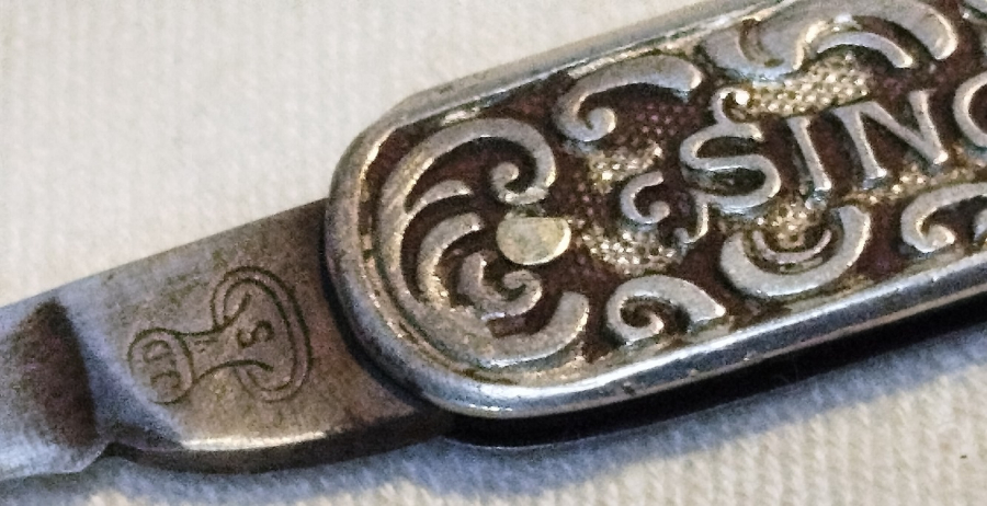 1900 SINGER SEWİNG MACHİNES DİKİS MAKİNELERİ REKLAMLI CEP CAKISI CİFT UCLU BICAK METAL CAKI