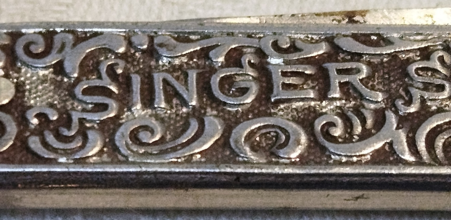 1900 SINGER SEWİNG MACHİNES DİKİS MAKİNELERİ REKLAMLI CEP CAKISI CİFT UCLU BICAK METAL CAKI