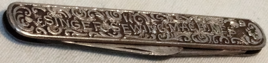 1900 SINGER SEWİNG MACHİNES DİKİS MAKİNELERİ REKLAMLI CEP CAKISI CİFT UCLU BICAK METAL CAKI