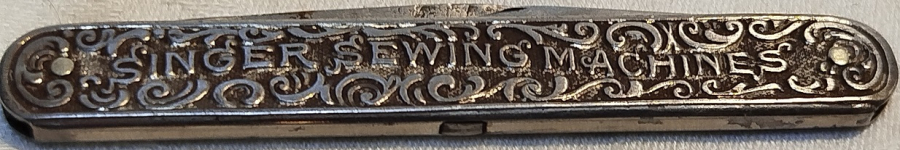 1900 SINGER SEWİNG MACHİNES DİKİS MAKİNELERİ REKLAMLI CEP CAKISI CİFT UCLU BICAK METAL CAKI