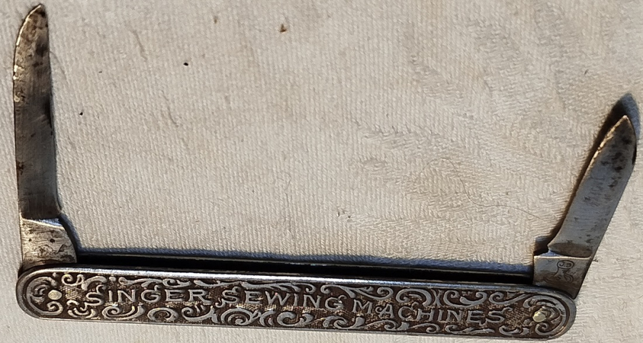 1900 SINGER SEWİNG MACHİNES DİKİS MAKİNELERİ REKLAMLI CEP CAKISI CİFT UCLU BICAK METAL CAKI