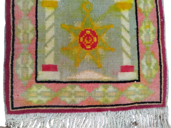 MİNYATUR UFAK SACAKLI İPEK UZERİ MADALYA DESENLİ HALI