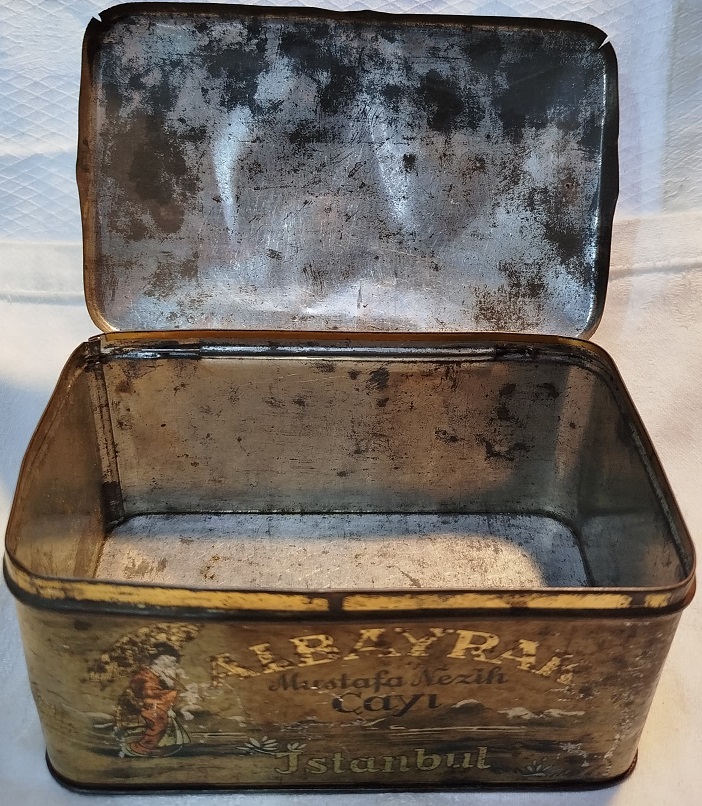 1940 ALBAYRAK MUSTAFA NEZİH İSTANBUL TENEKE KAPAKLI CAY KUTUSU DİKDORTGEN FORMDA