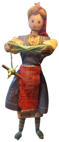 YUN EGİREN ELİNDE KIRMAN CEVİREN YORESEL KIYAFETLİ KOYLU KADINI