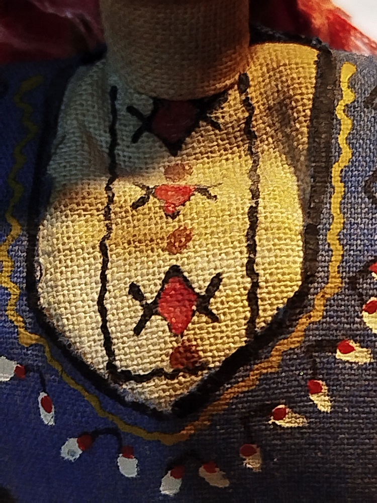 YUN EGİREN ELİNDE KIRMAN CEVİREN YORESEL KIYAFETLİ KOYLU KADINI