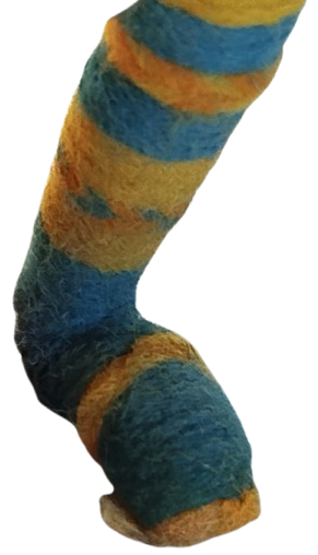 YUN EGİREN ELİNDE KIRMAN CEVİREN YORESEL KIYAFETLİ KOYLU KADINI