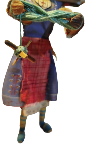 YUN EGİREN ELİNDE KIRMAN CEVİREN YORESEL KIYAFETLİ KOYLU KADINI