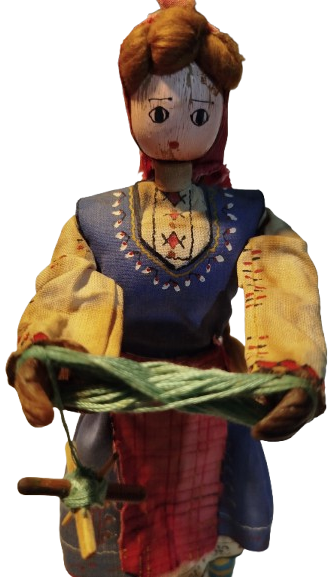 YUN EGİREN ELİNDE KIRMAN CEVİREN YORESEL KIYAFETLİ KOYLU KADINI