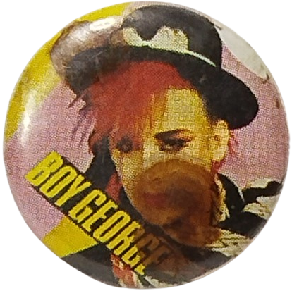 70 LER TENEKE ARKASI İGNELİ YUVARLAK FORMDA  BOY GEORGE RESİMLİ YAKA ROZETİ