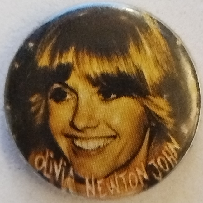 70 LER TENEKE YUVARLAK FORMDA  OLİVİA NEWTON JOHN RESİMLİ YAKA ROZETİ 