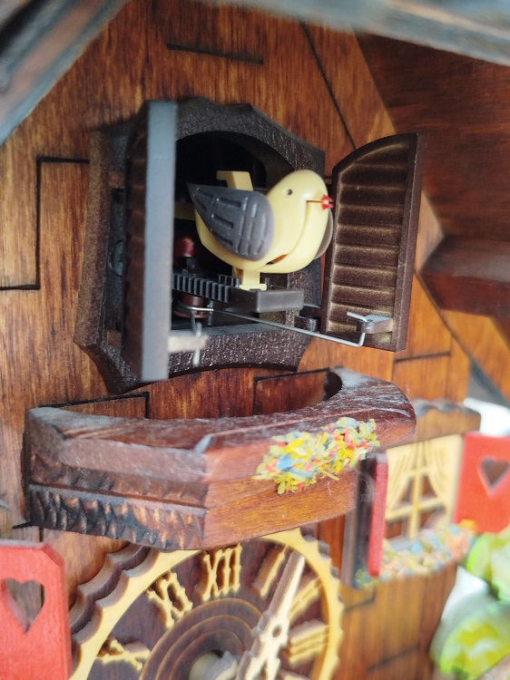 GUGUKLU KARA ORMAN EVİ SAAT QUARZT MAKİNE ISIK SENSORU FARKLI ZİL SESLERİ