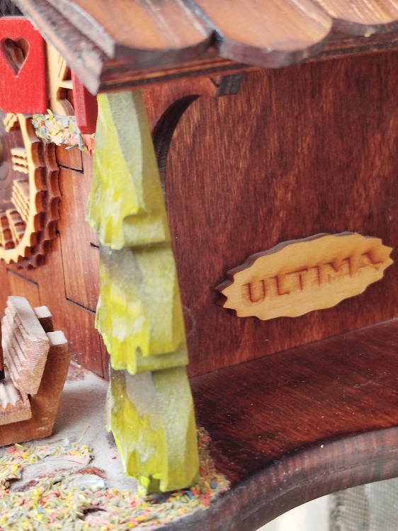 GUGUKLU KARA ORMAN EVİ SAAT QUARZT MAKİNE ISIK SENSORU FARKLI ZİL SESLERİ