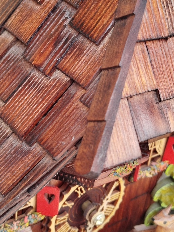 GUGUKLU KARA ORMAN EVİ SAAT QUARZT MAKİNE ISIK SENSORU FARKLI ZİL SESLERİ