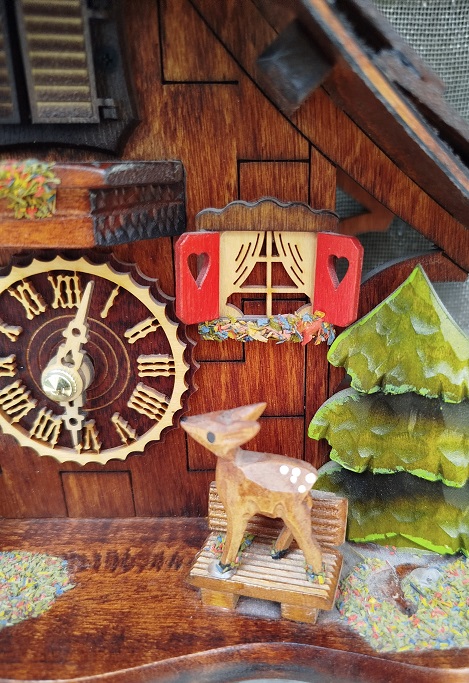 GUGUKLU KARA ORMAN EVİ SAAT QUARZT MAKİNE ISIK SENSORU FARKLI ZİL SESLERİ