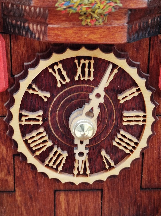 GUGUKLU KARA ORMAN EVİ SAAT QUARZT MAKİNE ISIK SENSORU FARKLI ZİL SESLERİ