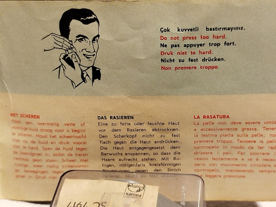 1960 PHILIPS PHİLİSHAVE TYPE 7920 CİFT BICAKLI CANTASINDA ELEKTİRİKLİ TRAS MAKİNESİ