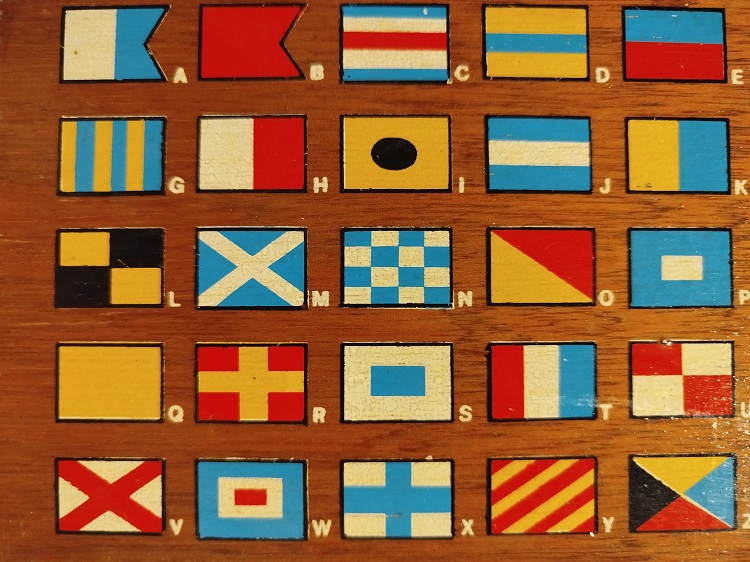 DENİZCİLİK MARİN LİMAN BAYRAKLARI AHSAP UZERİNE RENKLİ TEKNELERDE ASILI OLARAK BULUNMASI GEREKEN