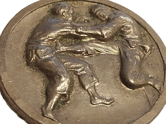 KARETE MADALYA SPOR MUKABASINDA İKİ KİSİNİN RİNGDE MUSABAKASI GORUNTULU