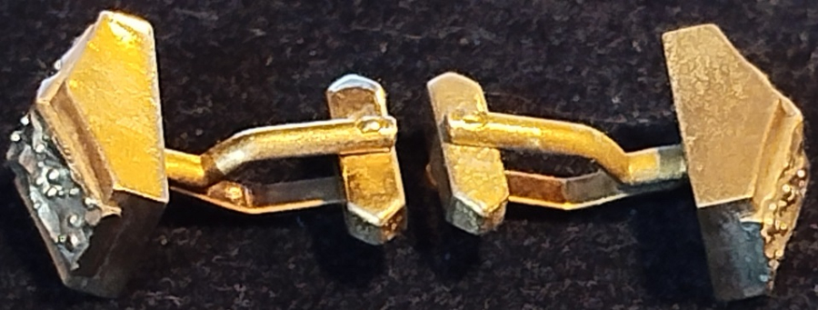  METAL PIRILTILI KABARTMA DESENLİ DEKORATİF DESEN GÖRSELLİ UCGEN FORMDA  GÖMLEK MANSET KOL DUGMESİ 