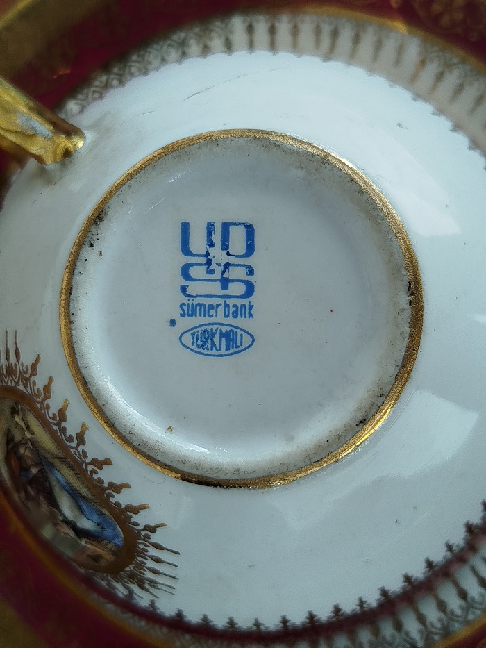 1960 SUMERBANK CİFT TABANLI CAY FİNCANI UZERİ PRENS PRENSES RESİMLİ  KENARLAR ALTIN EL CEKME 