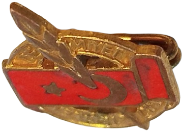 1960 GAZETECİLER CEMİYETİ YAKA  ROZET SICAK MİNELİ TURK BAYRAGI VE TUY DİVİT  KALEMLİ