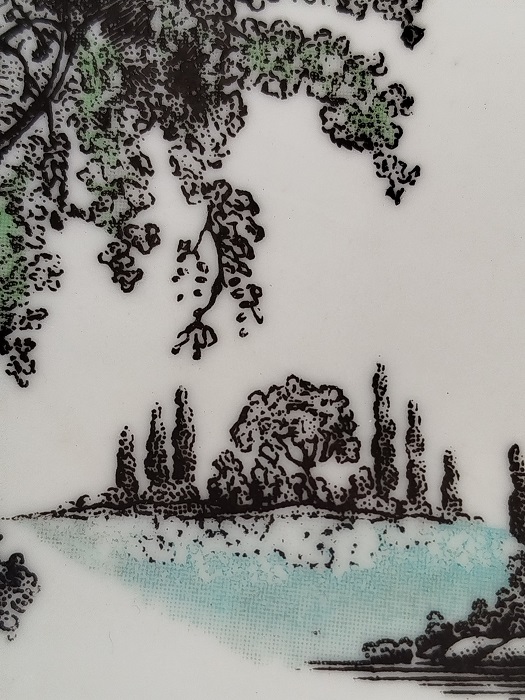 İSTANBUL PORSELEN TÜRK MALI DUVAR TABAGI KENARLAR FUŞYA RENK BORDUR  İÇERSİ ALTIN EL CEKMELER ORTADA  SU DEGİRMENİ VE OTURANLAR 