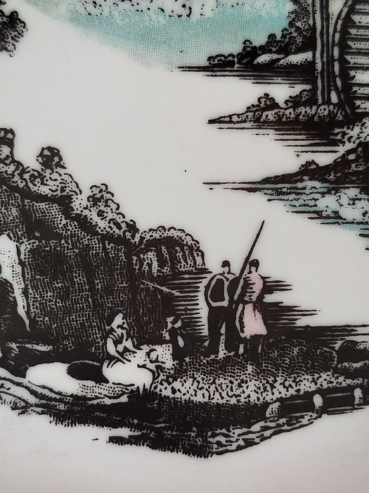 İSTANBUL PORSELEN TÜRK MALI DUVAR TABAGI KENARLAR FUŞYA RENK BORDUR  İÇERSİ ALTIN EL CEKMELER ORTADA  SU DEGİRMENİ VE OTURANLAR 