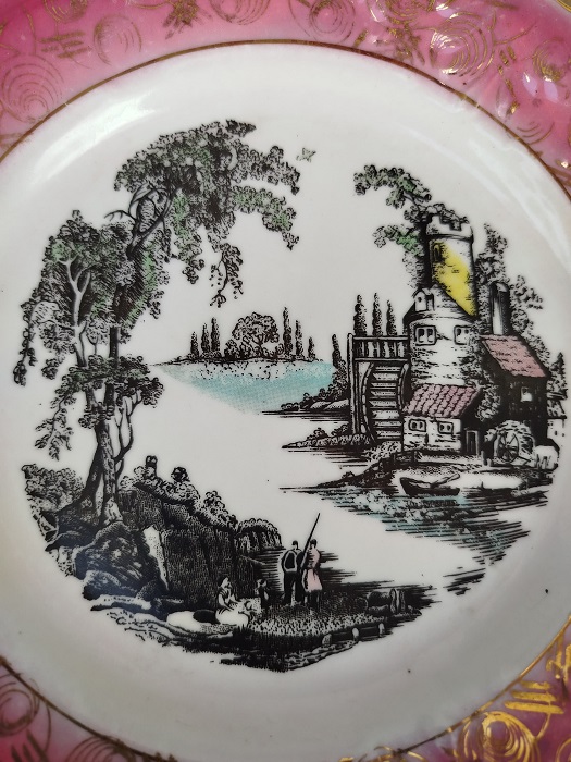 İSTANBUL PORSELEN TÜRK MALI DUVAR TABAGI KENARLAR FUŞYA RENK BORDUR  İÇERSİ ALTIN EL CEKMELER ORTADA  SU DEGİRMENİ VE OTURANLAR 