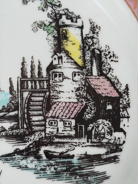 İSTANBUL PORSELEN TÜRK MALI DUVAR TABAGI KENARLAR FUŞYA RENK BORDUR  İÇERSİ ALTIN EL CEKMELER ORTADA  SU DEGİRMENİ VE OTURANLAR 