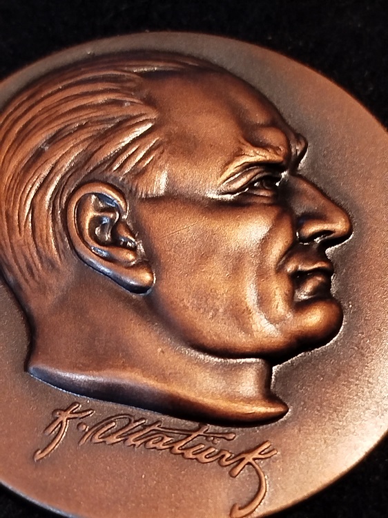 BRONZ LEVHAYA ROLYEF KABARTMA OLARAK YAPILMIS ATATURK PORTRESİ ALT KISMI İMZALI