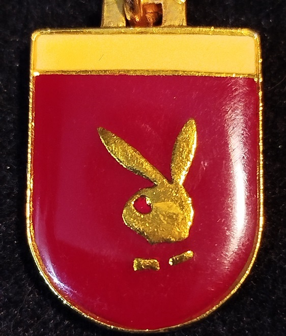 PLAYBOY TAVSAN KIZ PİRİNC UZERİ AKRİLİK KAPLAMALI ANAHTARLIK