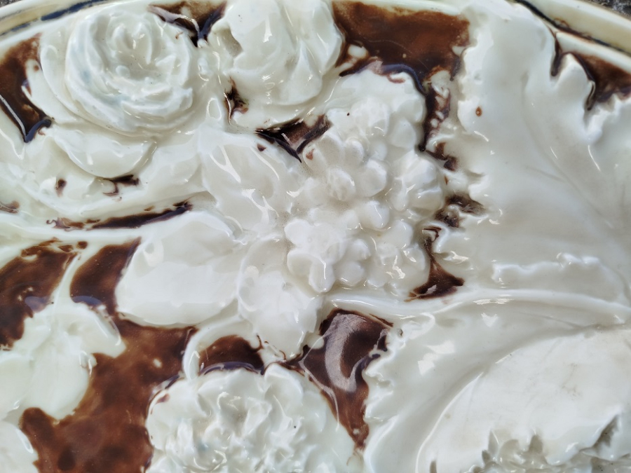 FRANSIZ PORSELEN KABARTMA PANO KAHVE TONLAR VE KREM RENKLERDE CİCEKLER