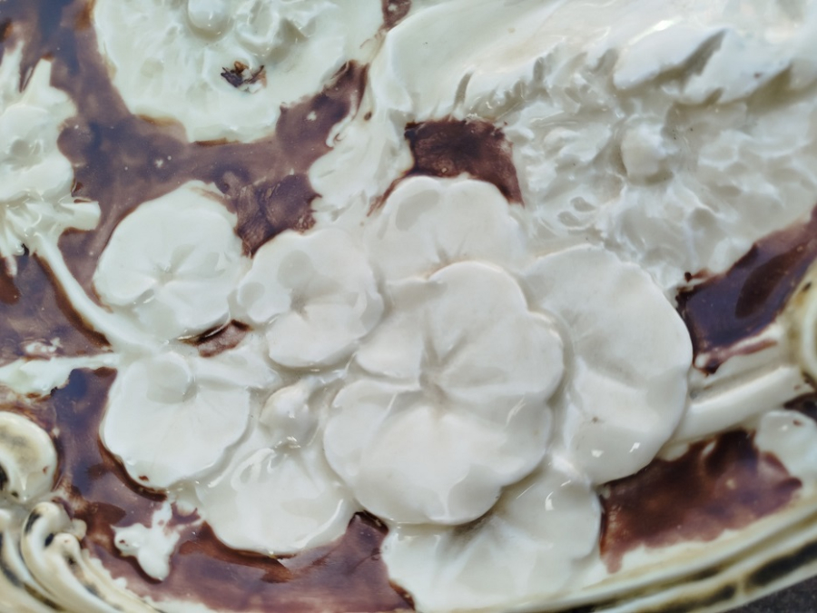 FRANSIZ PORSELEN KABARTMA PANO KAHVE TONLAR VE KREM RENKLERDE CİCEKLER