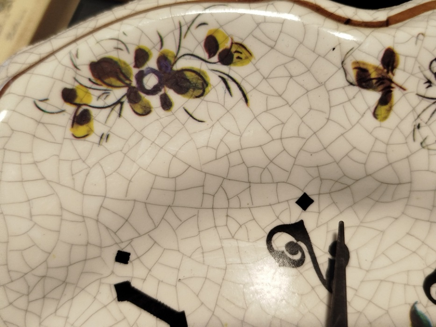 ALMAN MALI MELAMİN QUARTZ PİLLİ GÖBEK VE KENARLAR EL CİZİM CİCEK DESENLİ MUTFAK SAATİ 1960 LI YLLAR