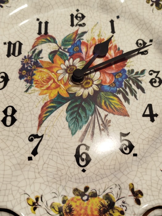 ALMAN MALI MELAMİN QUARTZ PİLLİ GÖBEK VE KENARLAR EL CİZİM CİCEK DESENLİ MUTFAK SAATİ 1960 LI YLLAR