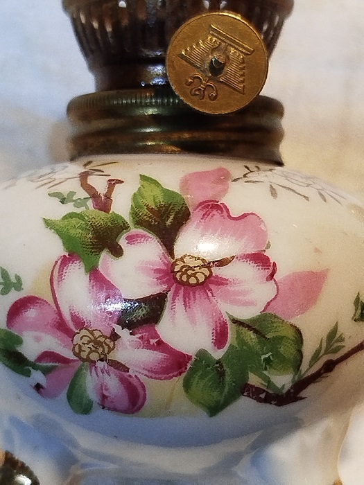 BAS UCU GAZ LAMBASI UFAK BOY UC AYAKLI PORSELEN UZERİ CİCEKLİ ALEV ISIK AYARLI